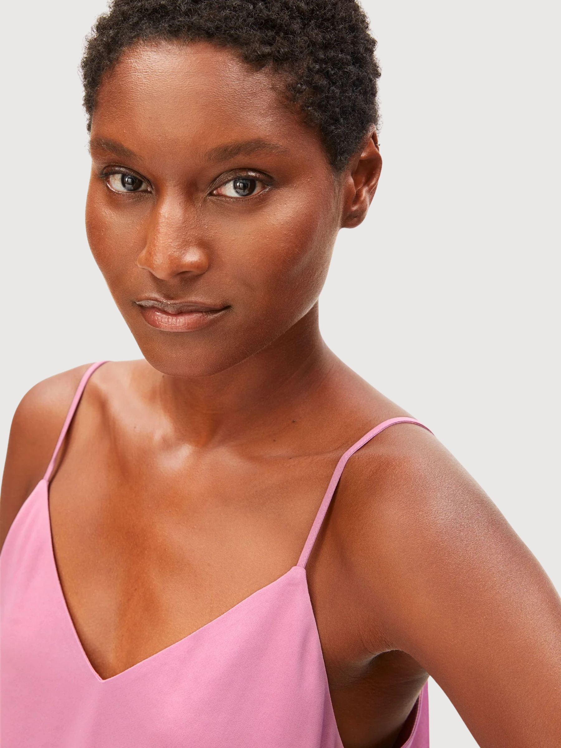Top in raso con spalline sottili rosa nebbia | Armedangels