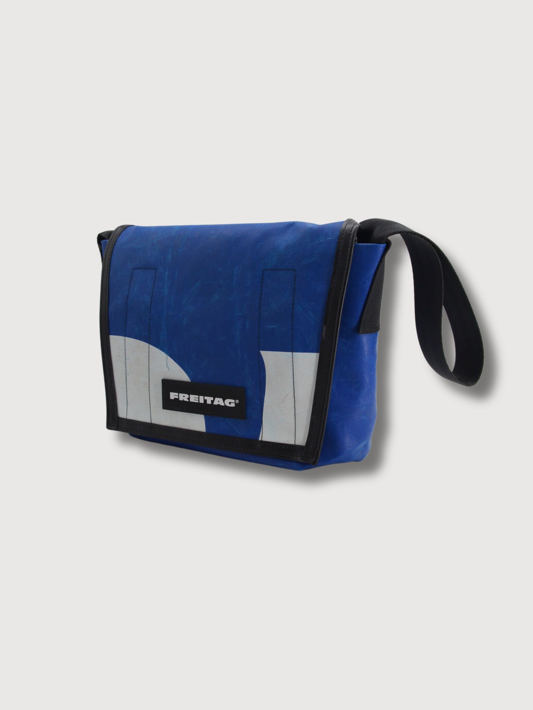 Tasche F11 Lassie Blue and White in gebrauchten LKW-Planen | Freitag