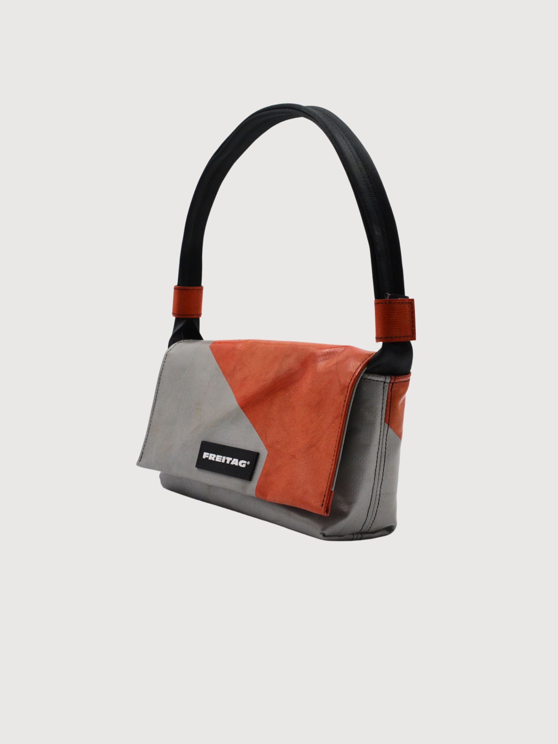 Schultertasche Laura Silber/Orange | Freitag