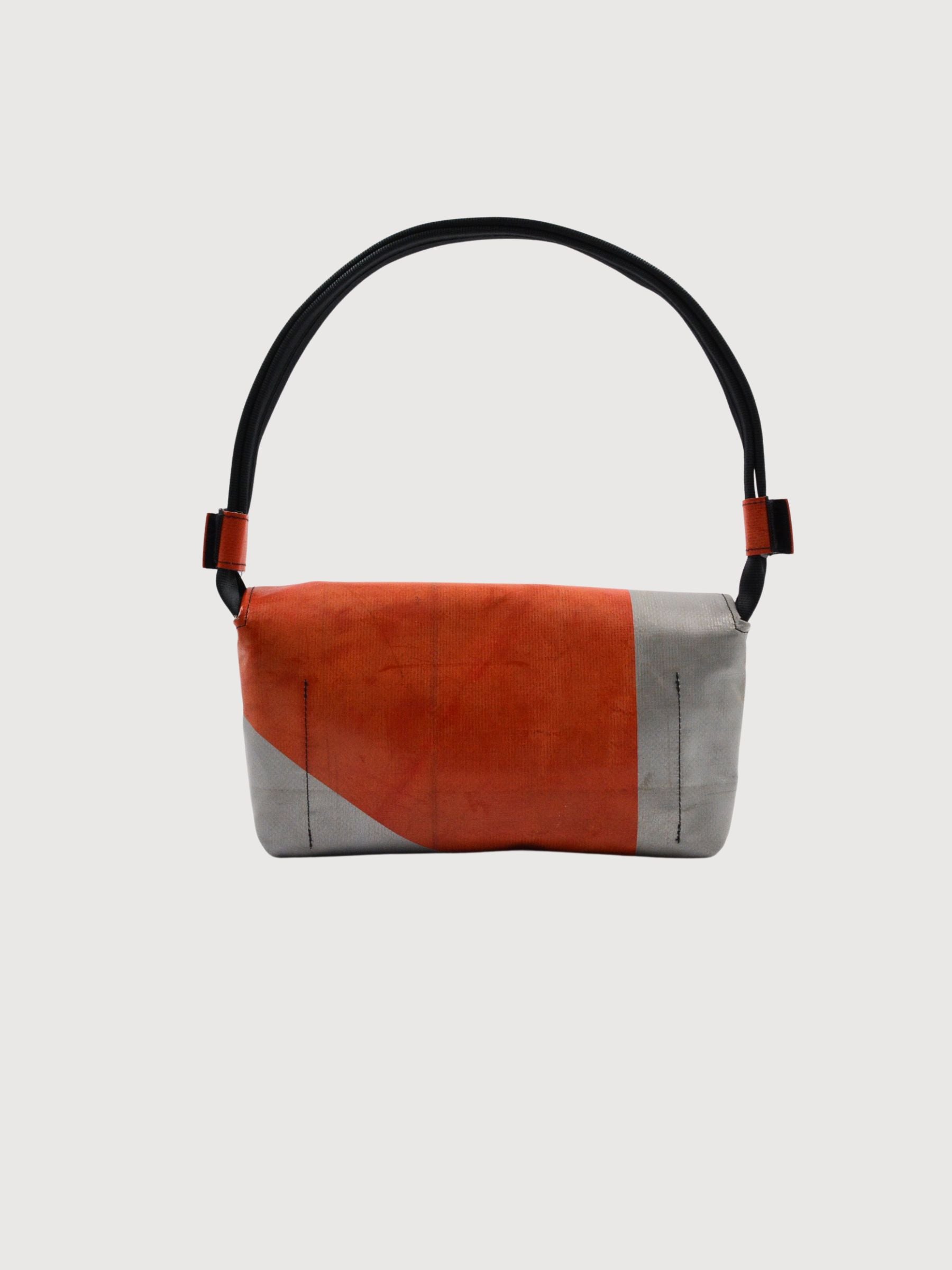 Schultertasche Laura Silber/Orange | Freitag