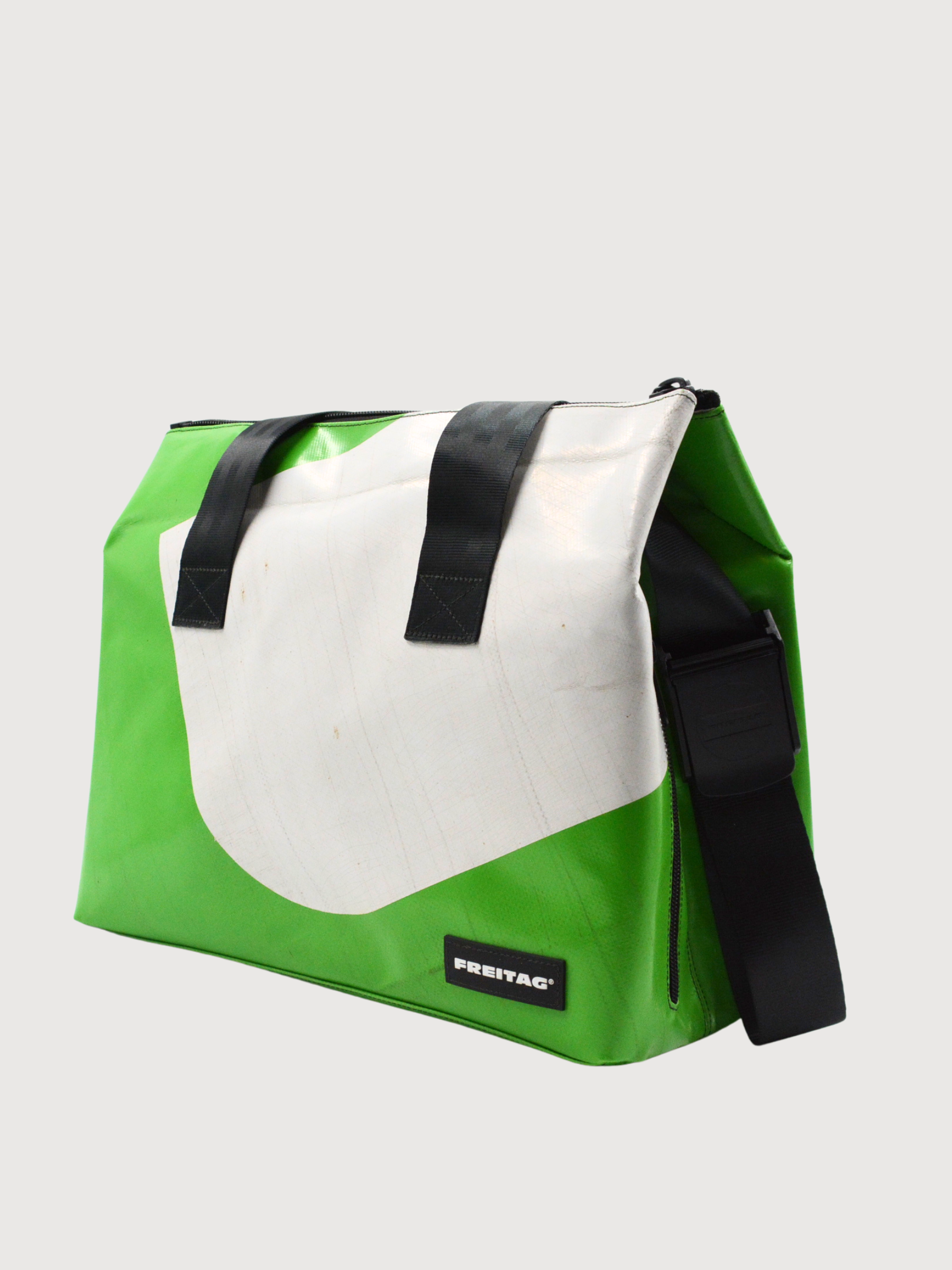 Sports Bag Lois Green/White | Freitag