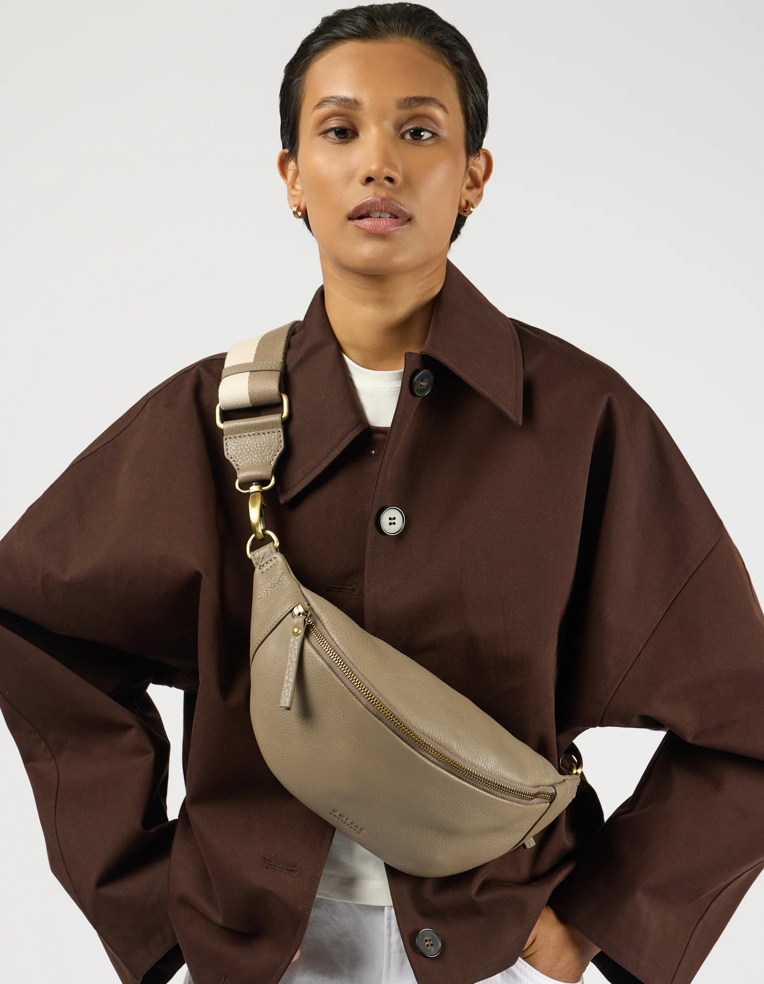 Niko Bum Bag con Tracolla a Nastro in Pelle Morbida Strisciata Clay | O MY BAG