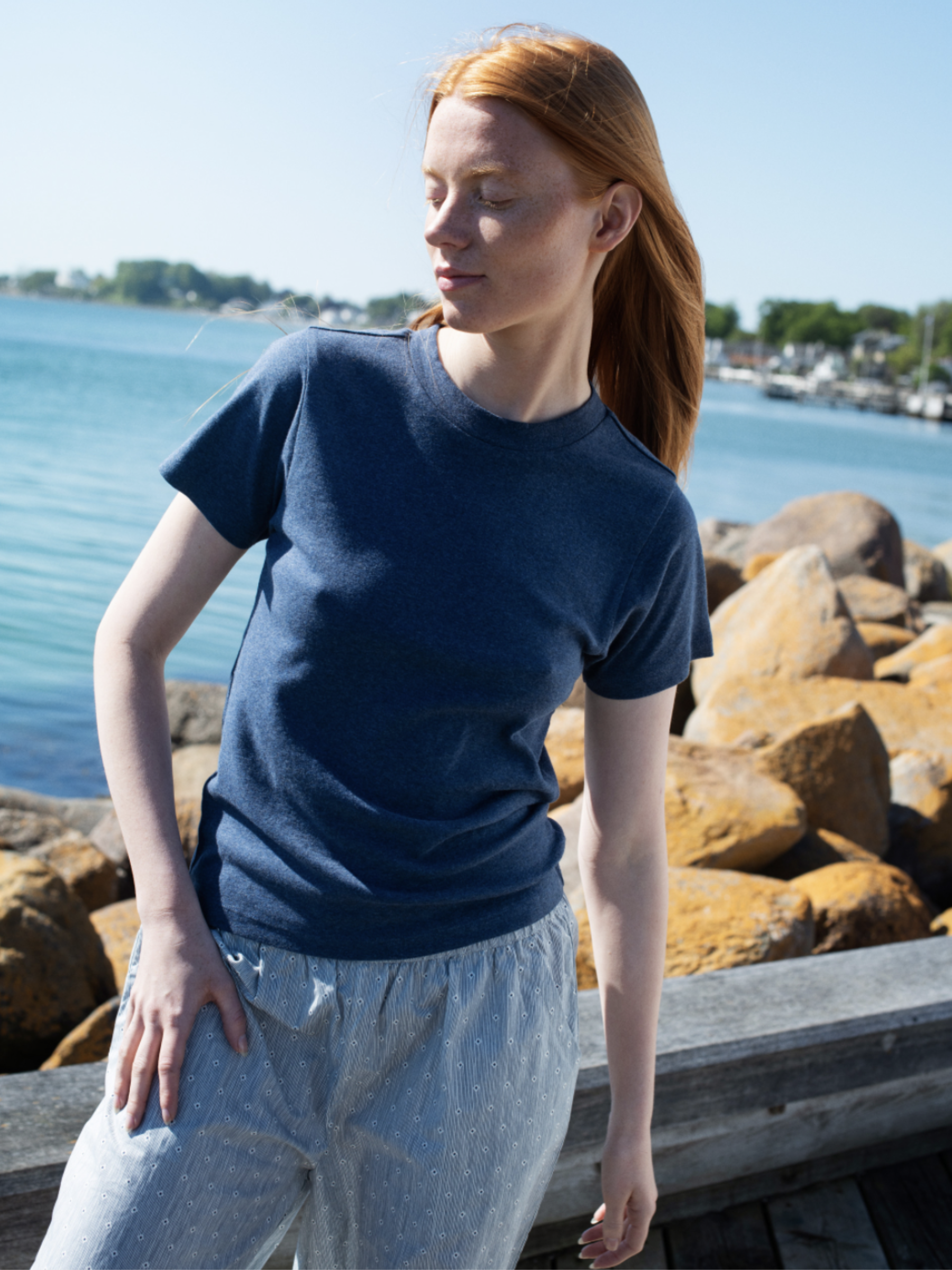 T-shirt da donna a maniche corte in cotone biologico a coste blu navy | SERENDIPITY