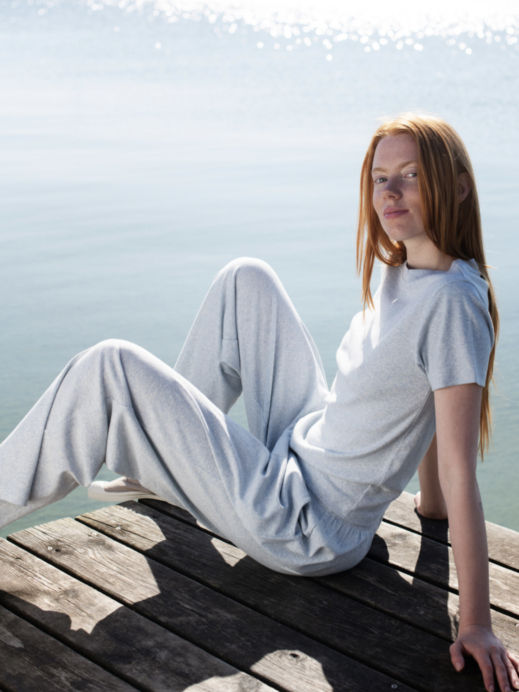 T-shirt da donna a maniche corte in cotone biologico a coste color nebbia | SERENDIPITY