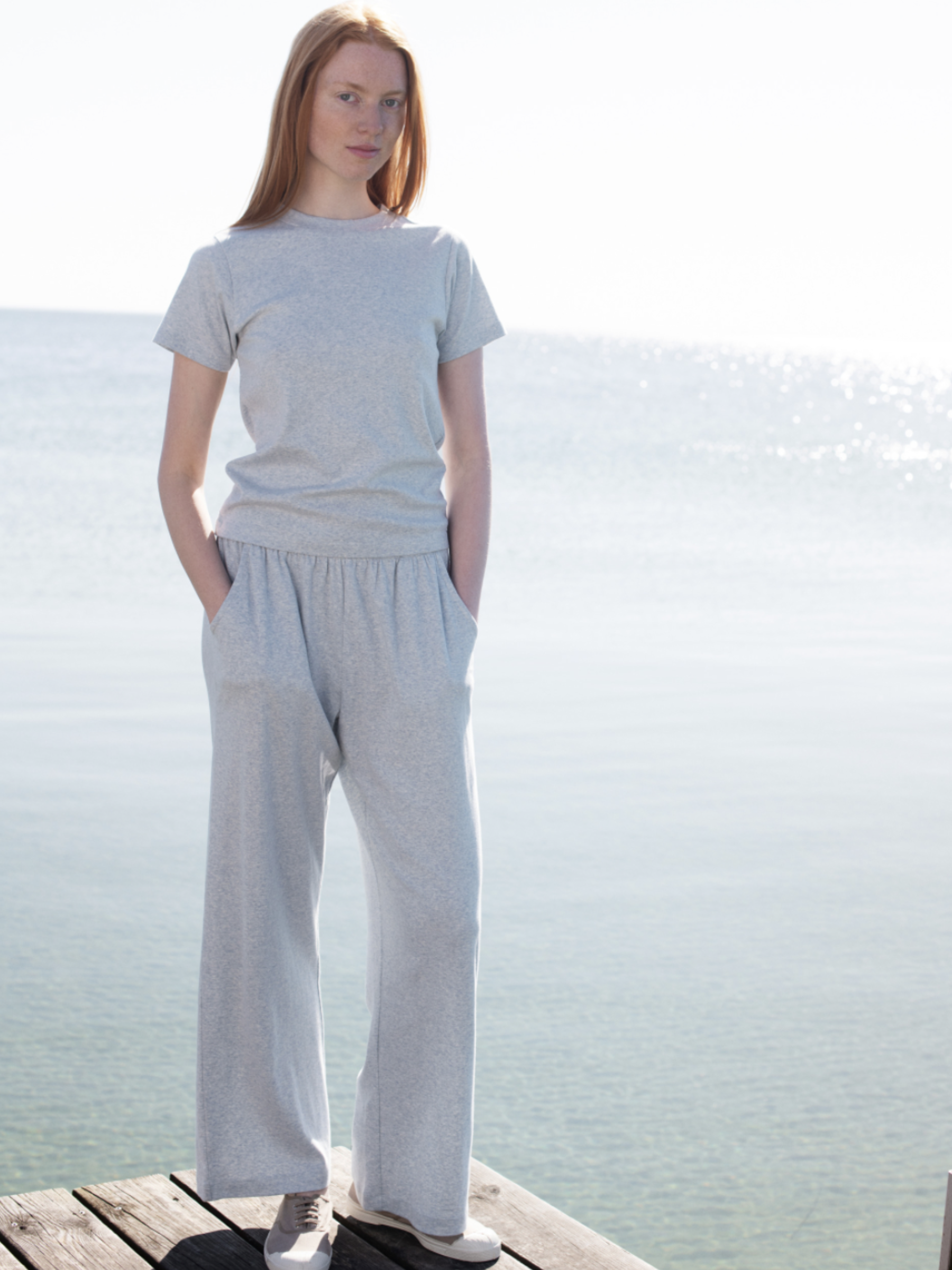Pantaloni larghi da donna in cotone biologico a coste color nebbia | SERENDIPITY