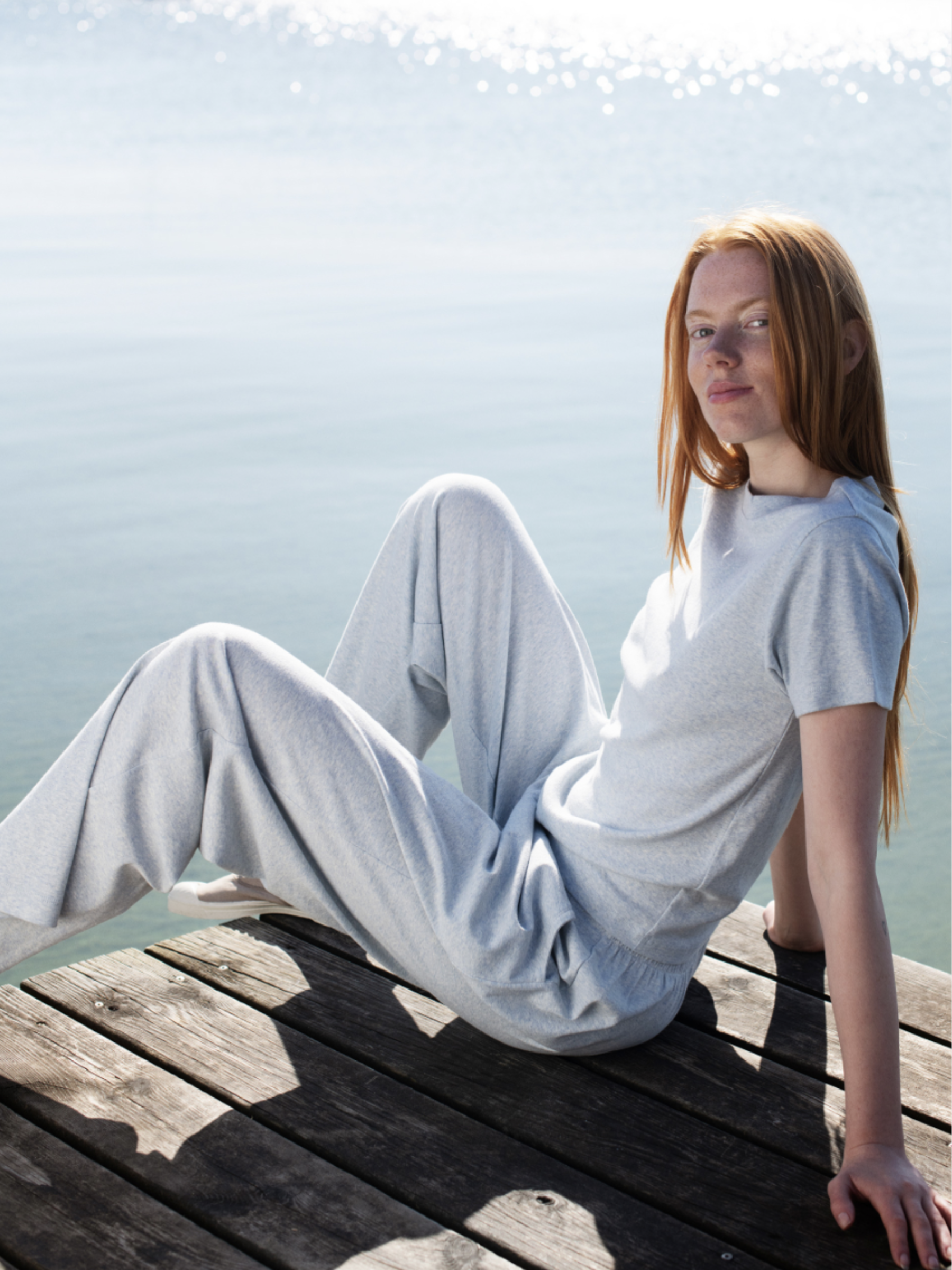 Pantaloni larghi da donna in cotone biologico a coste color nebbia | SERENDIPITY