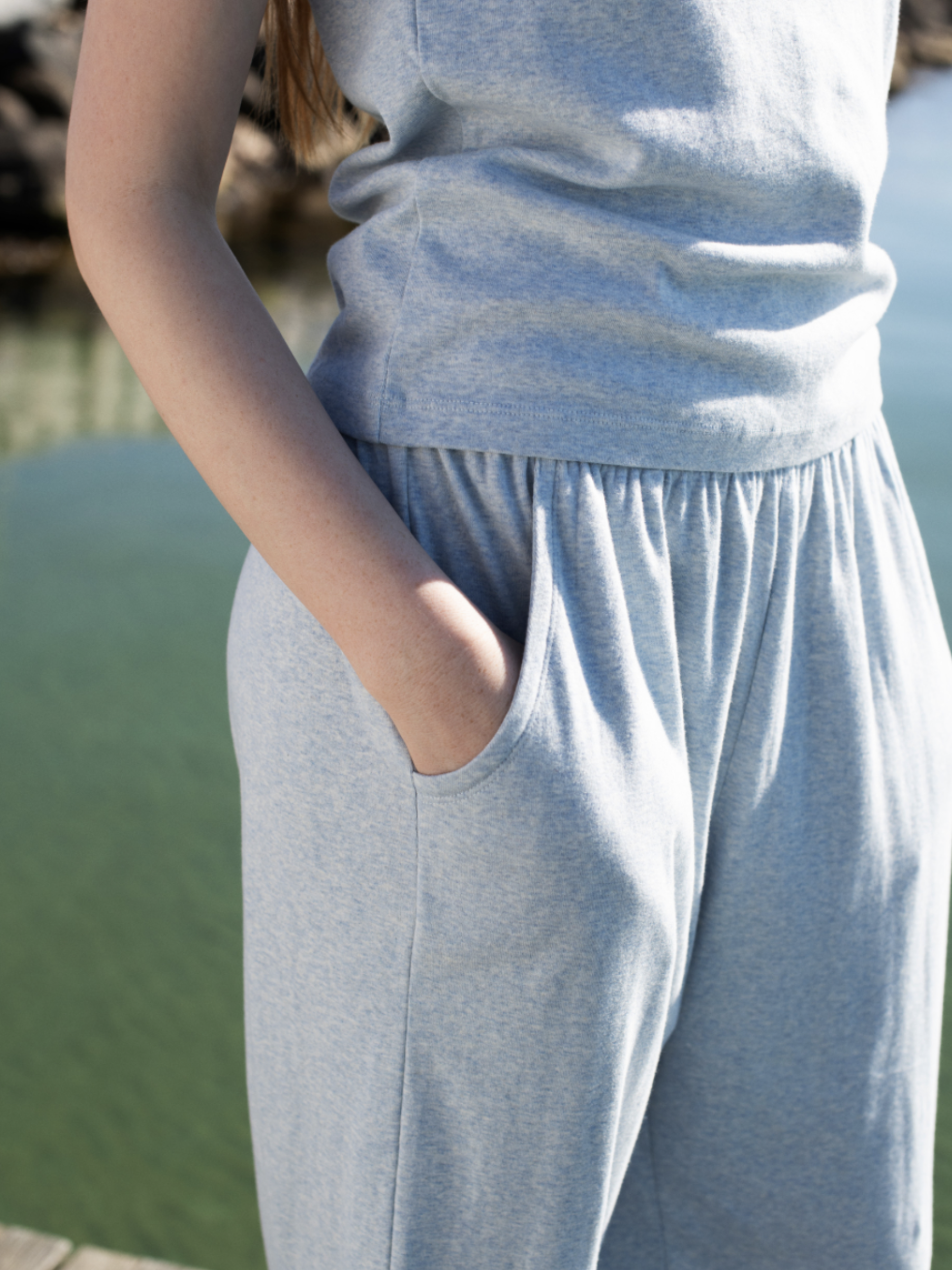 Pantaloni larghi da donna in cotone biologico a coste color nebbia | SERENDIPITY