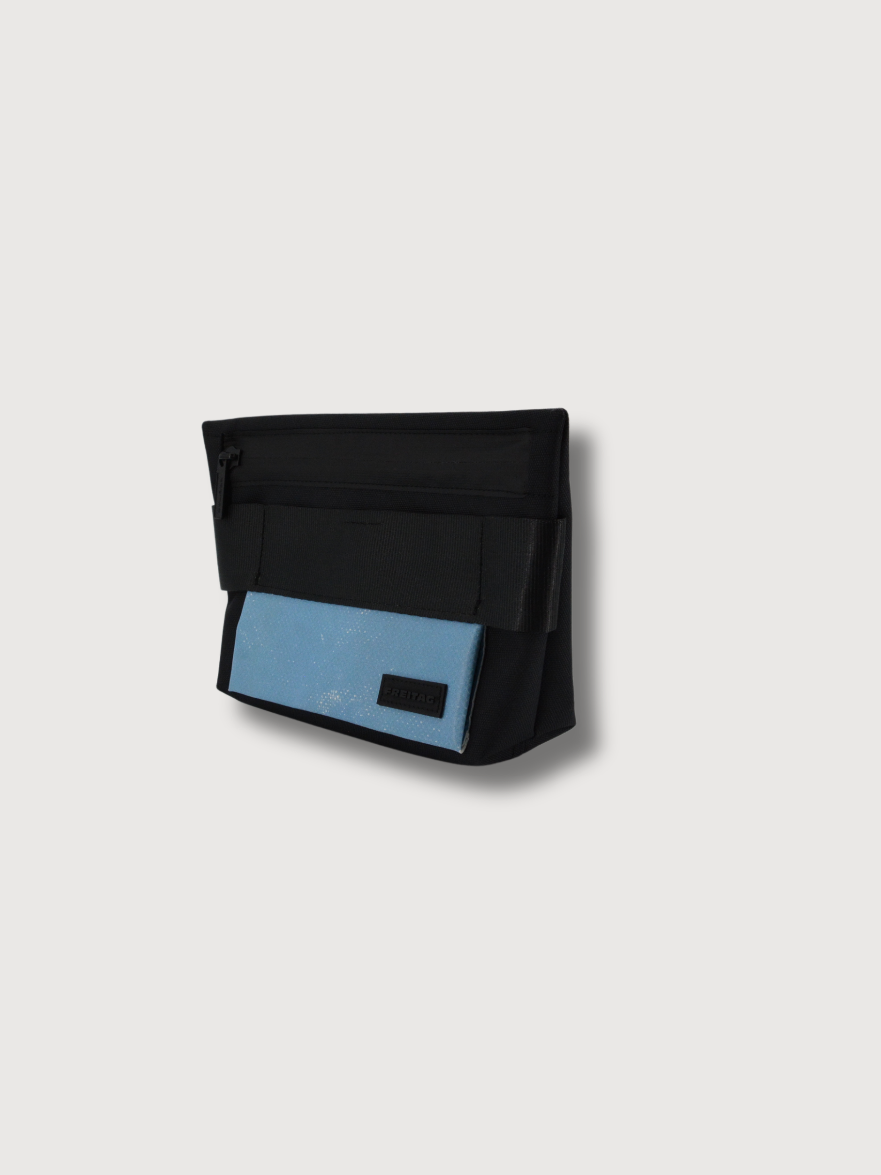 F607 MARKS Beautycase Blue Light | FREITAG