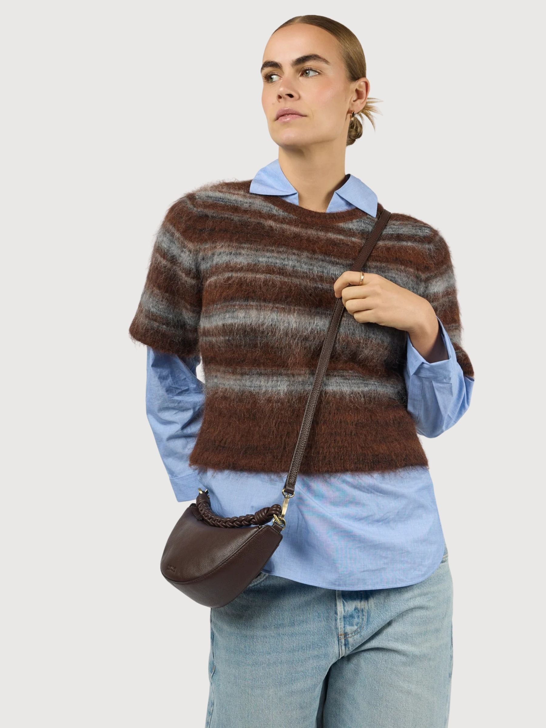 Leo Mini Tasche mit gedrehtem Griff, Schokoladenbraunes Narbenleder | O MY BAG