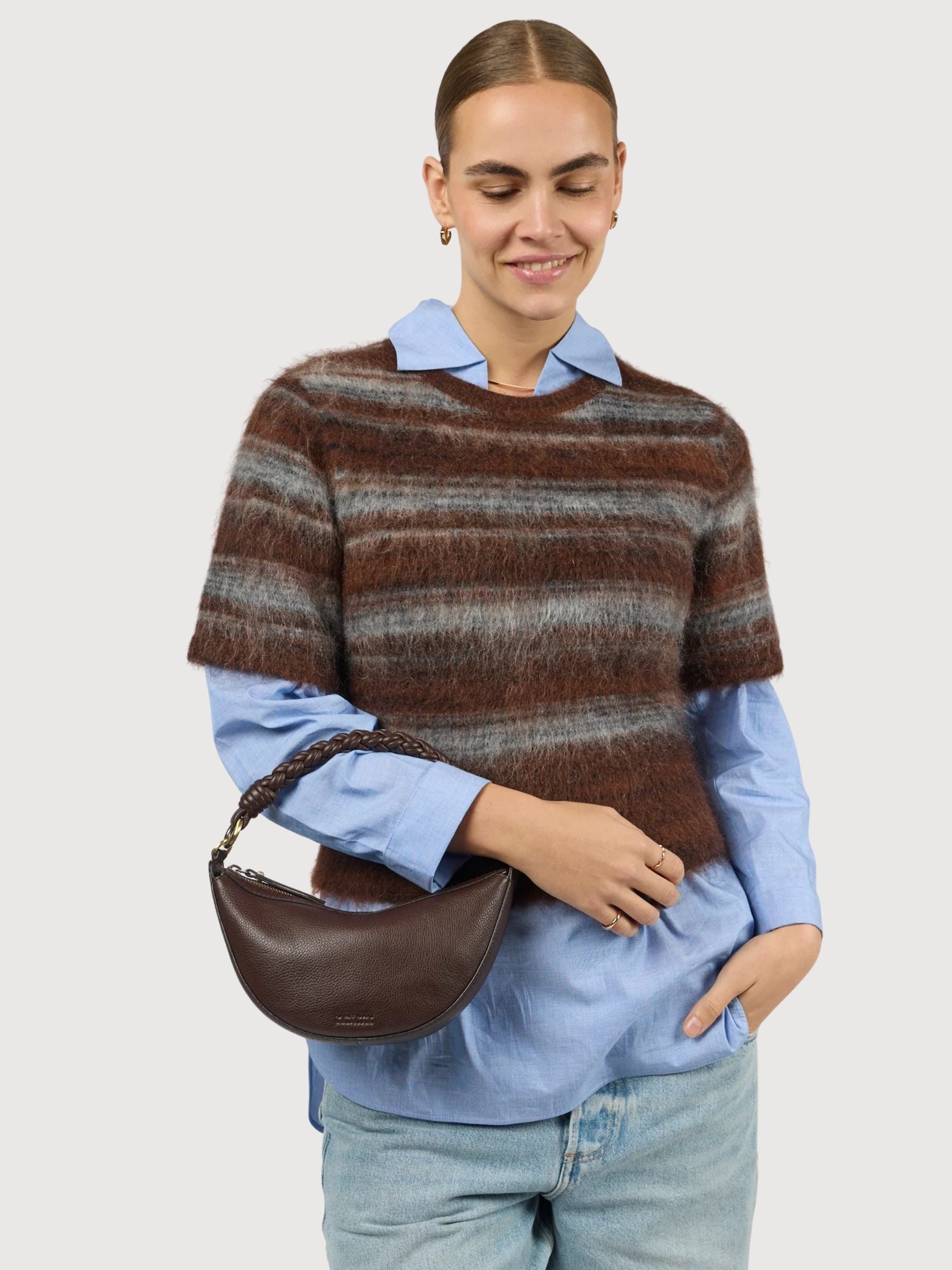 Leo Mini Tasche mit gedrehtem Griff, Schokoladenbraunes Narbenleder | O MY BAG