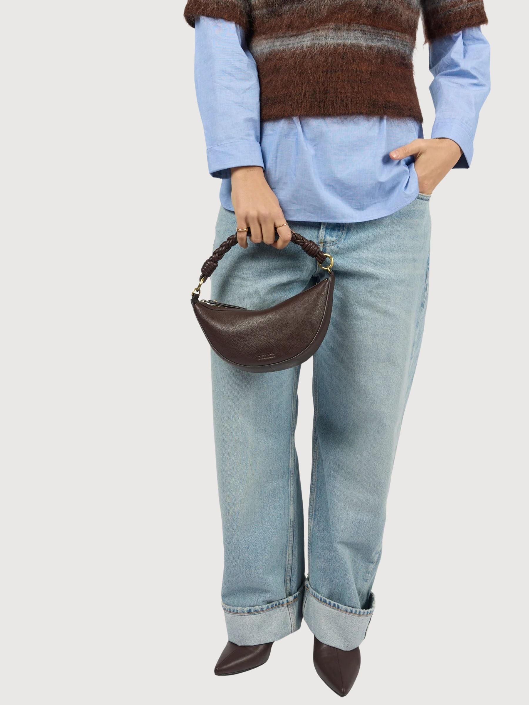 Leo Mini Tasche mit gedrehtem Griff, Schokoladenbraunes Narbenleder | O MY BAG