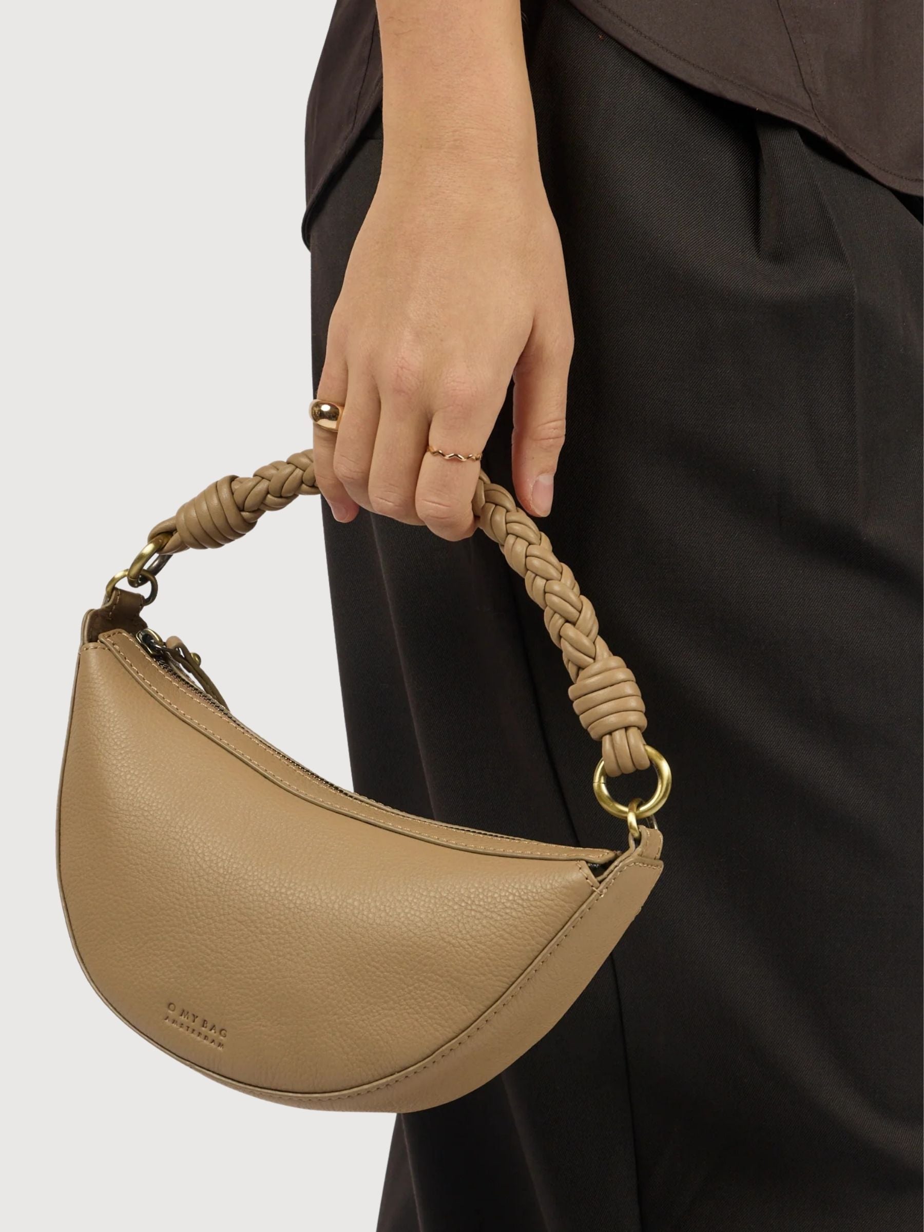 Leo Mini Tasche mit gedrehtem Griff, dunkelbraunes Leder | O MY BAG