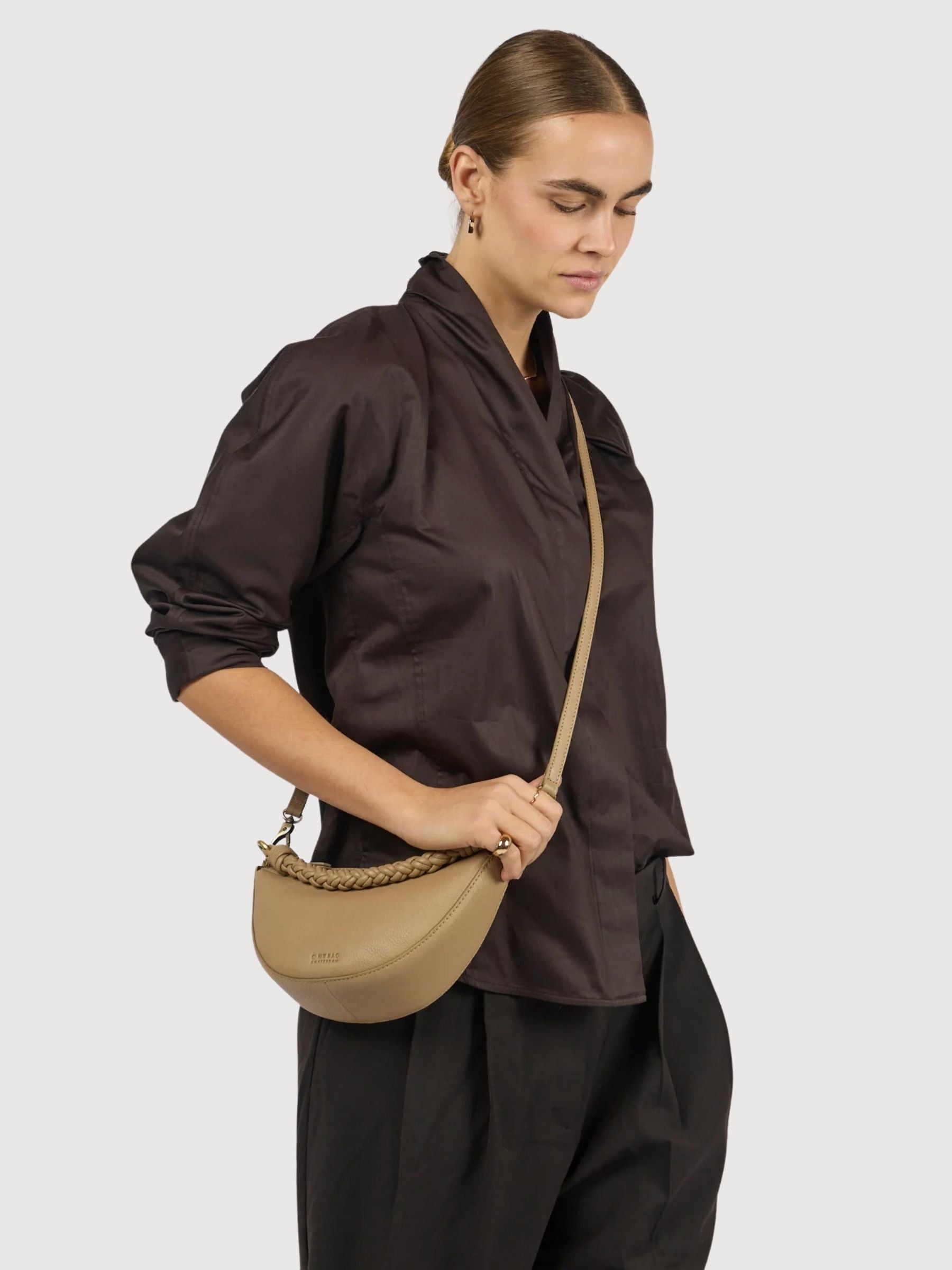 Leo Mini Tasche mit gedrehtem Griff, dunkelbraunes Leder | O MY BAG