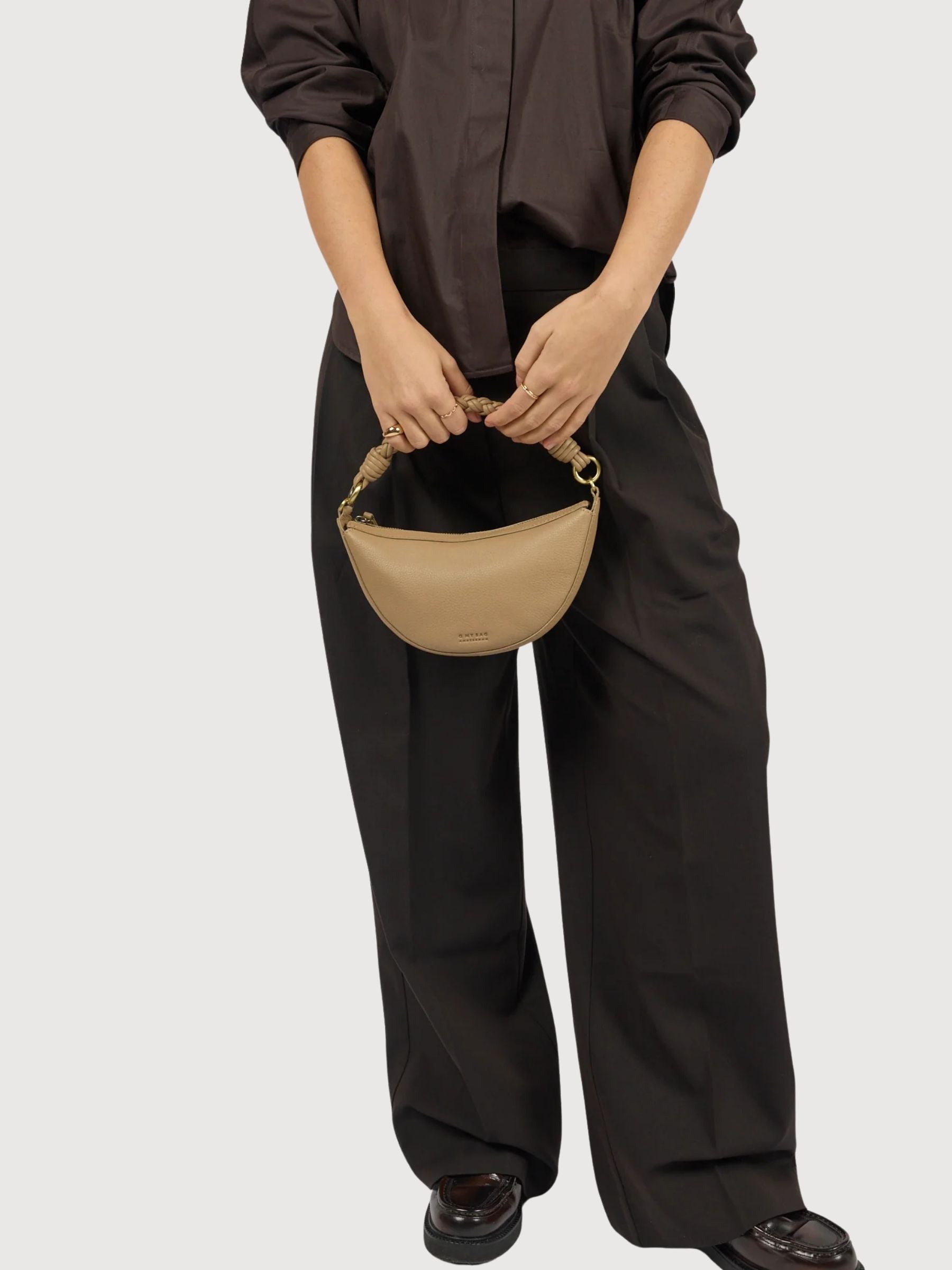 Leo Mini Tasche mit gedrehtem Griff, dunkelbraunes Leder | O MY BAG