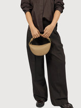 Leo Mini Tasche mit gedrehtem Griff, dunkelbraunes Leder | O MY BAG