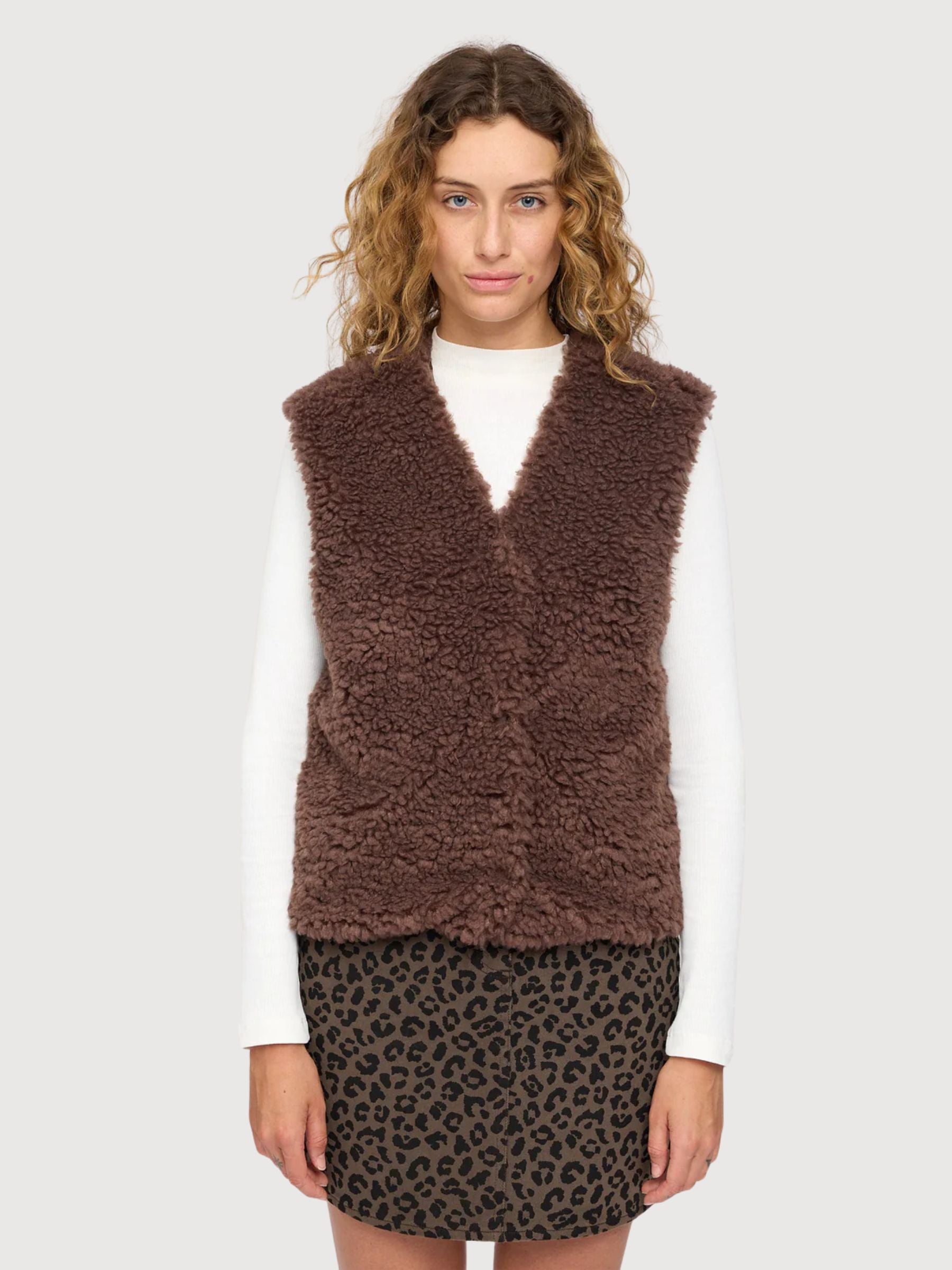 Gilet in pelliccia sintetica marrone scuro da donna | Mazine
