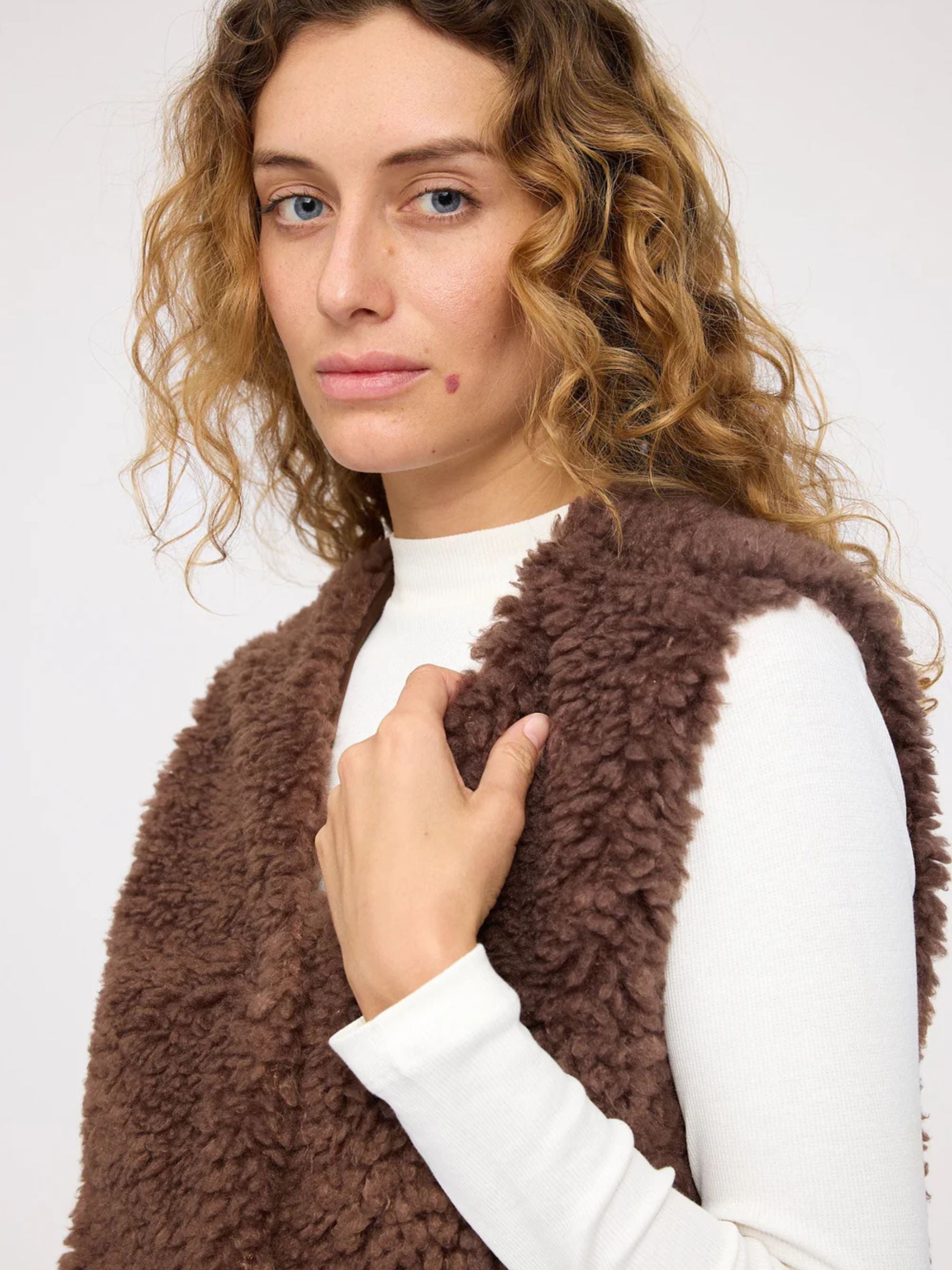 Gilet in pelliccia sintetica marrone scuro da donna | Mazine