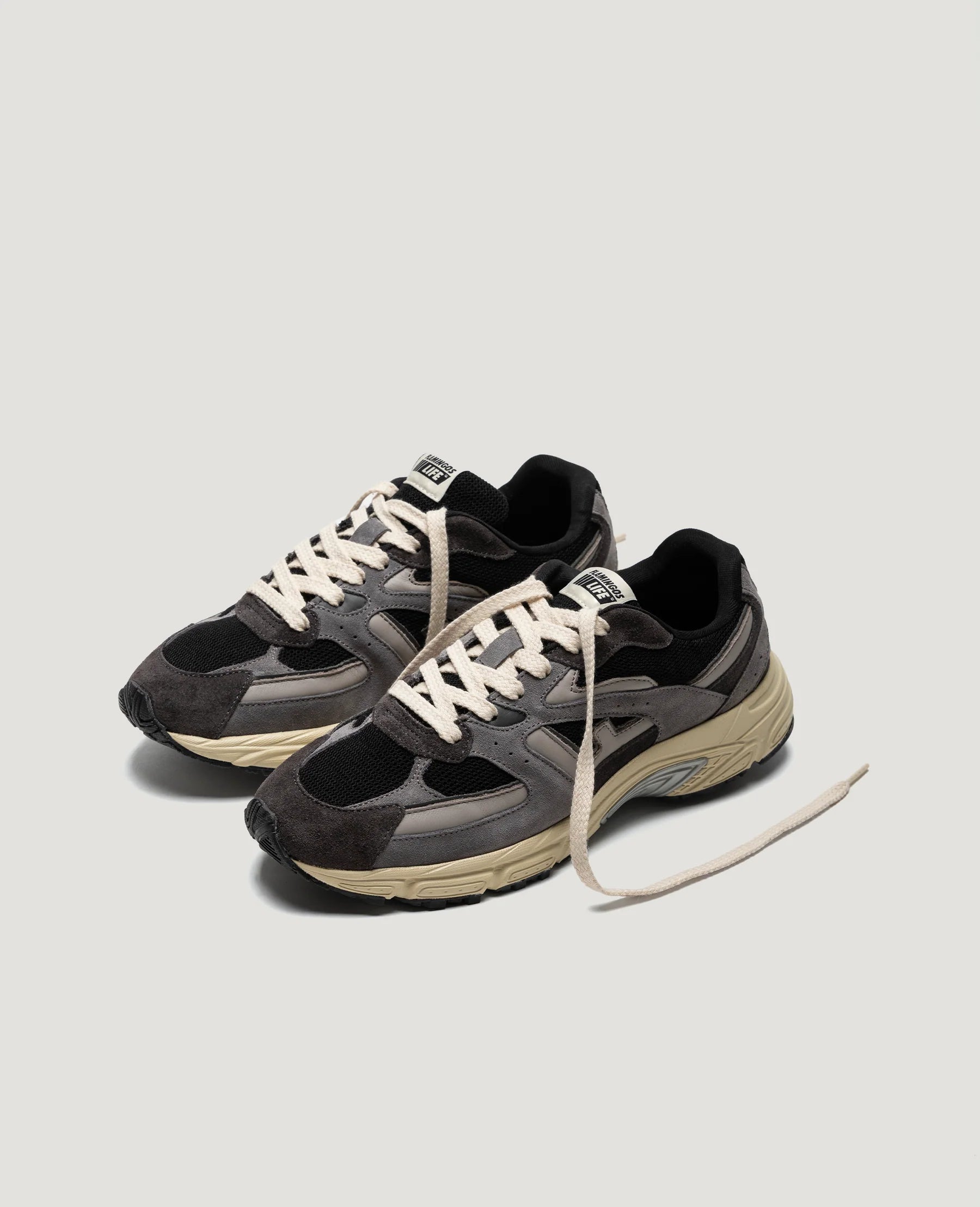 WAIROA DOVE BLACK SNEAKERS | Flamingos Life