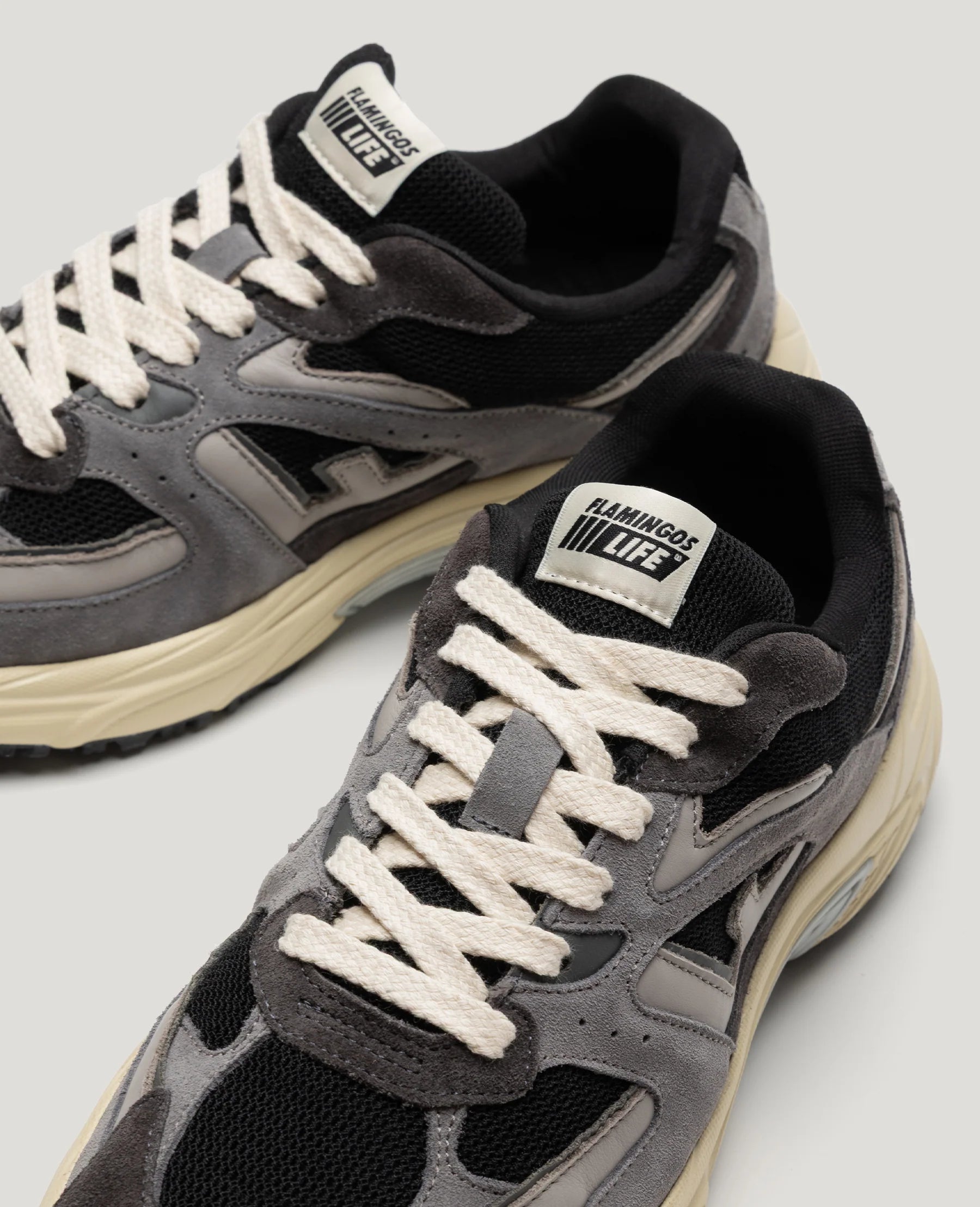 WAIROA DOVE BLACK SNEAKERS | Flamingos Life