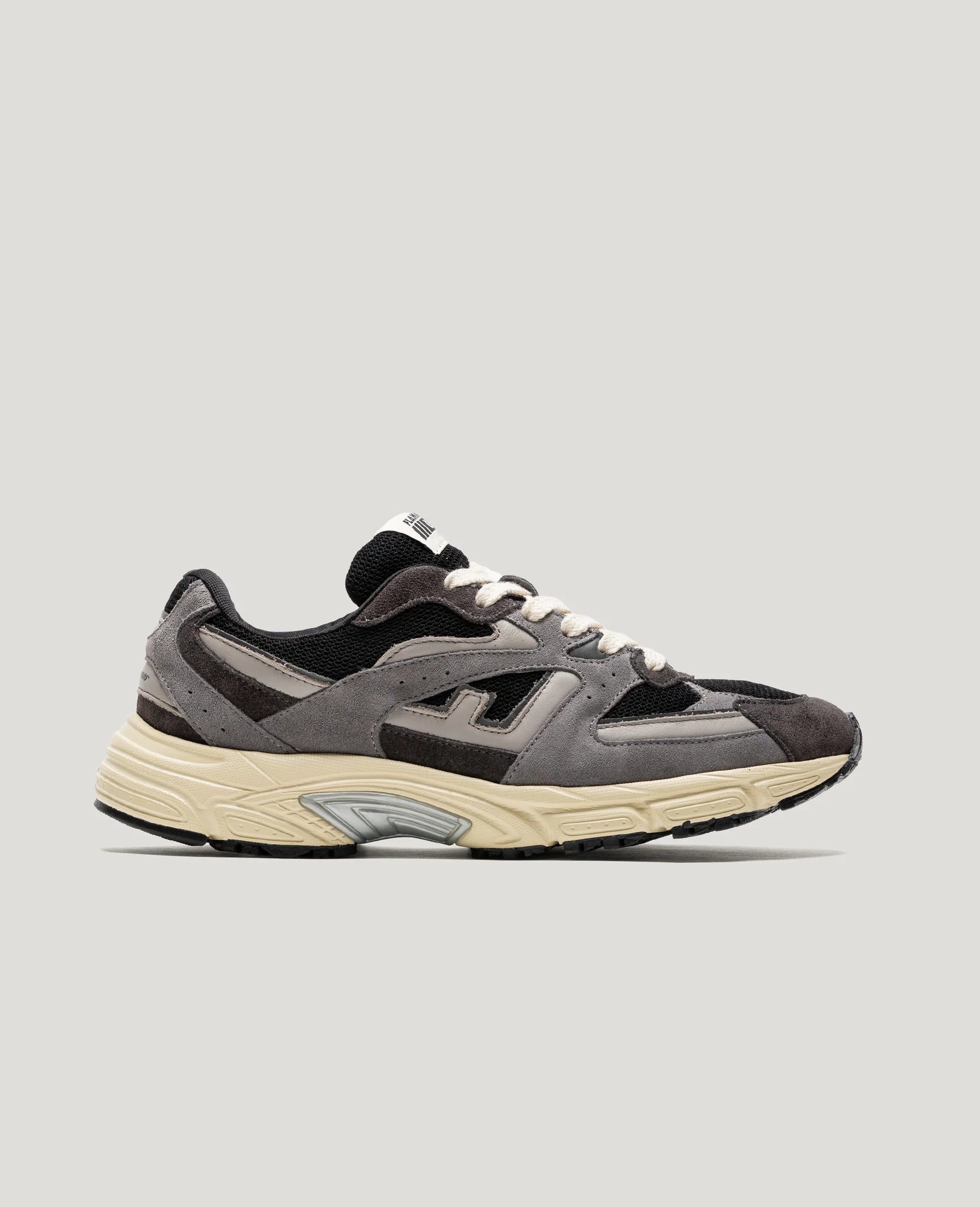 WAIROA DOVE BLACK SNEAKERS | Flamingos Life