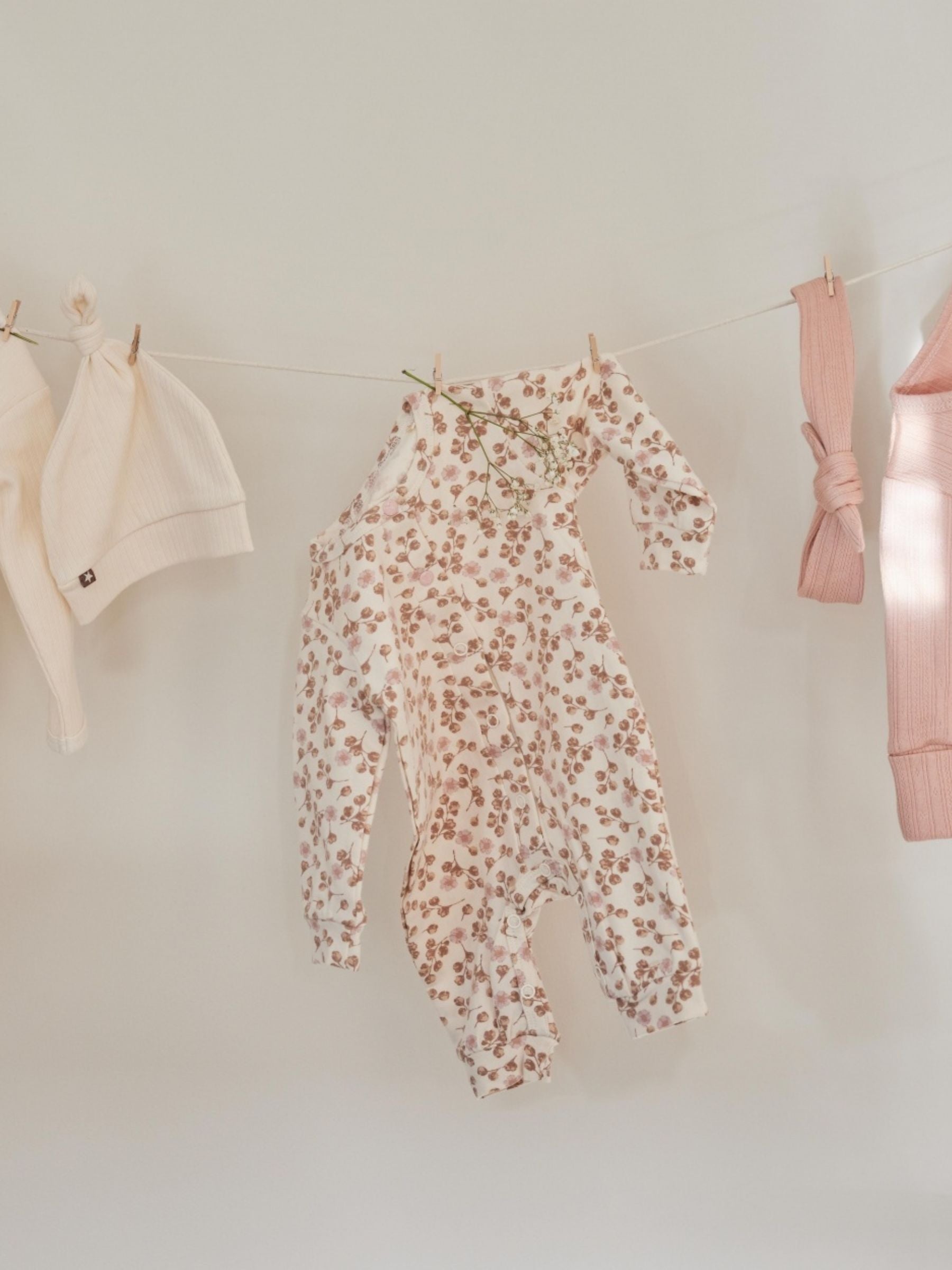 Babysuit mit Blumen weiß | Dirkje