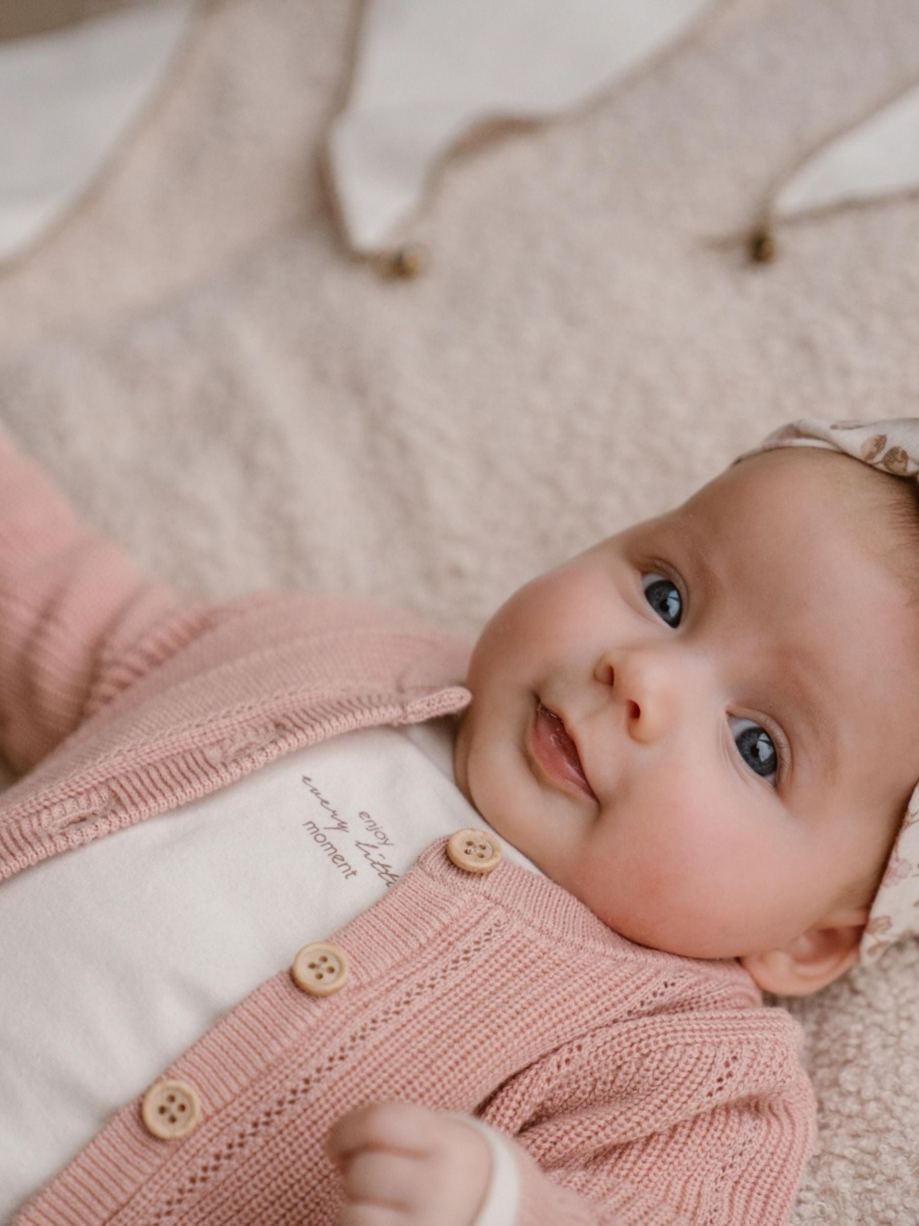 Strickjacke staubiges Babyrosa | Dirkje