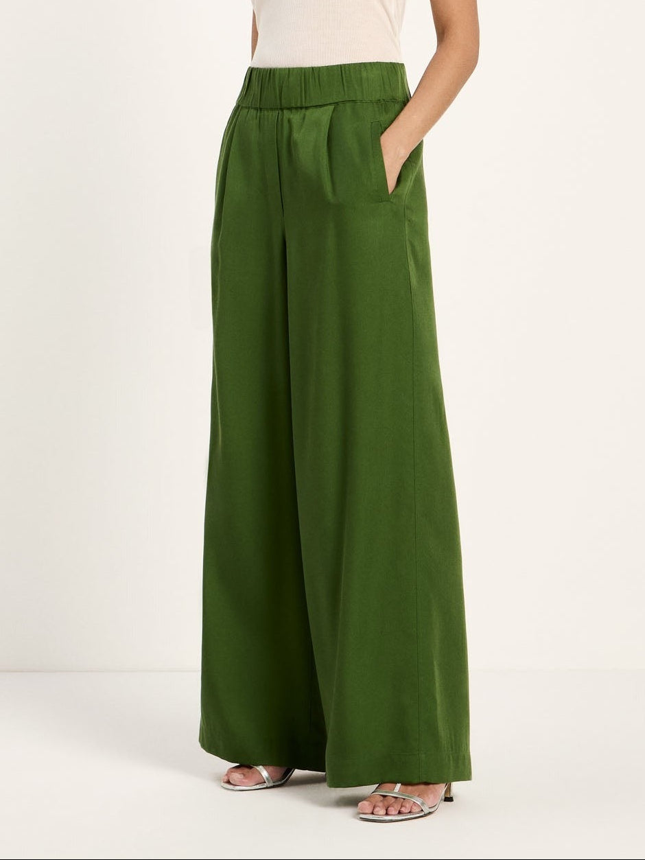 Lanius wide-leg trousers in garden green, showcasing the relaxed fit and soft fabric, styled with a casual top.