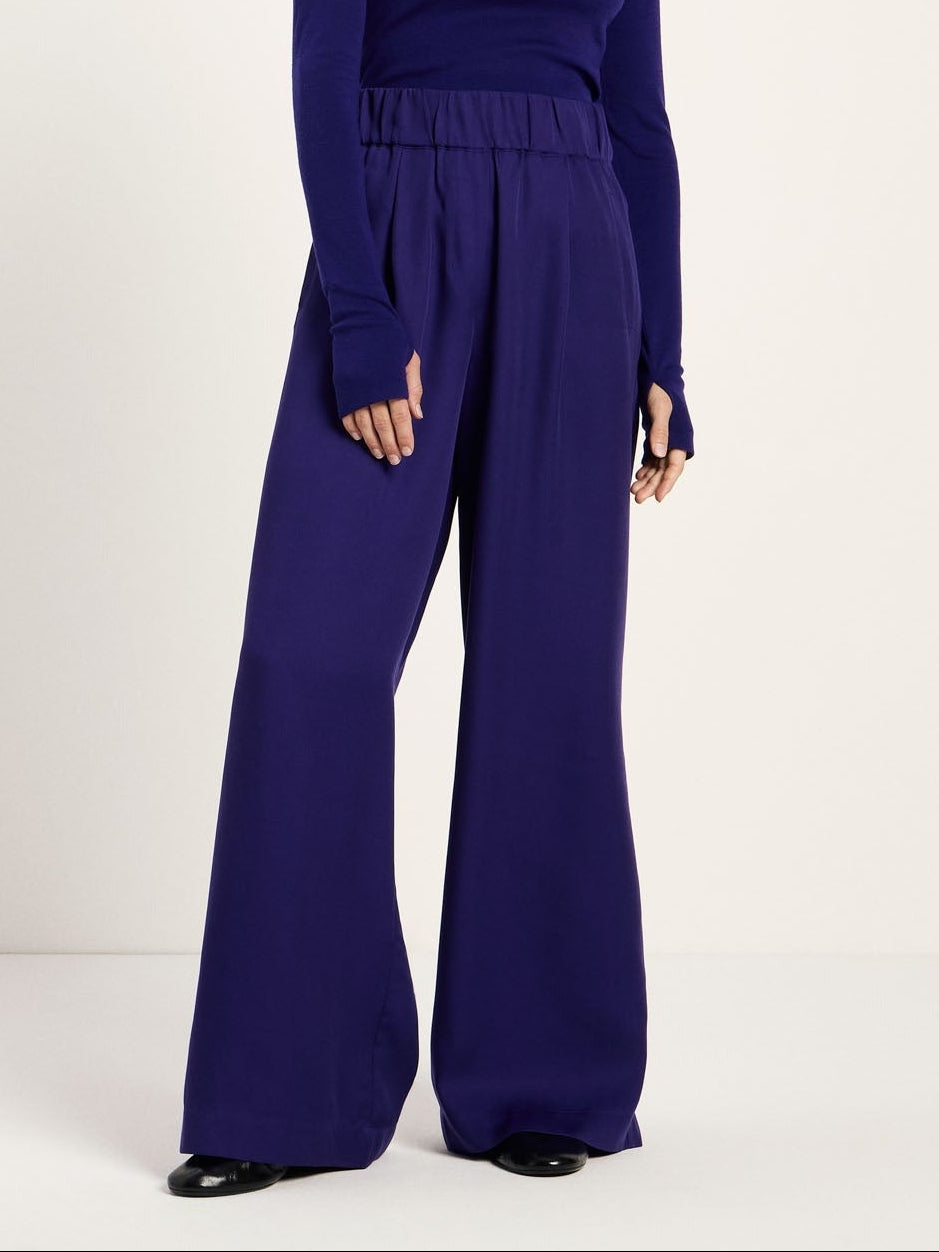 Violet wide-leg trousers by Lanius featuring a relaxed fit and flowing fabric, shown on a model against a neutral background.